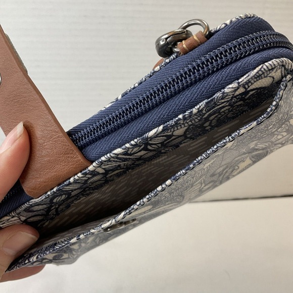 SAKROOTS Navy Spirit Desert Artist Circle Crossbody Zip Wallet Bag/Wristlet - Picture 9 of 13